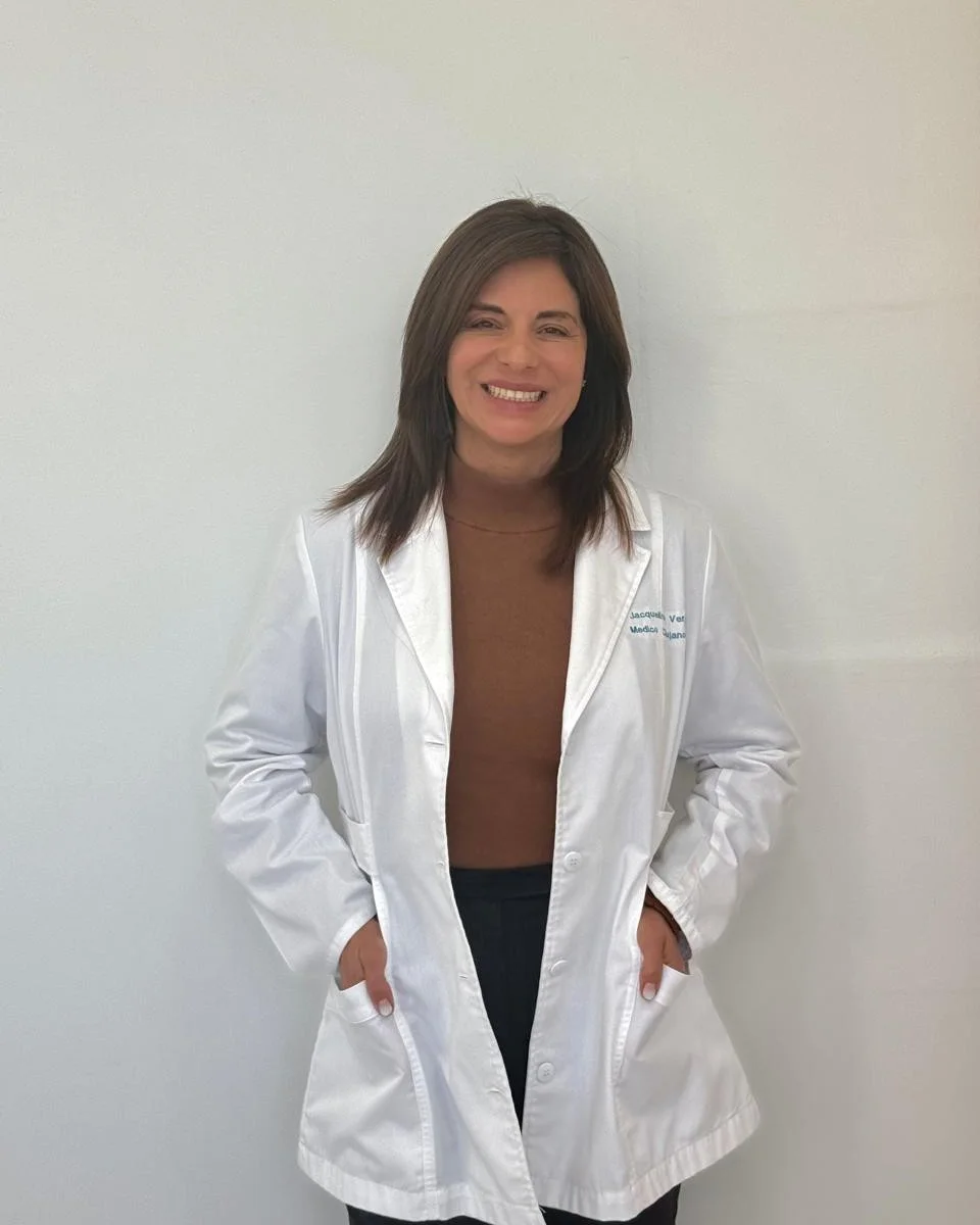 Retrato de la Dra. Jacqueline Vergara, médico cirujano y directora médica de Aphrodite en Concón