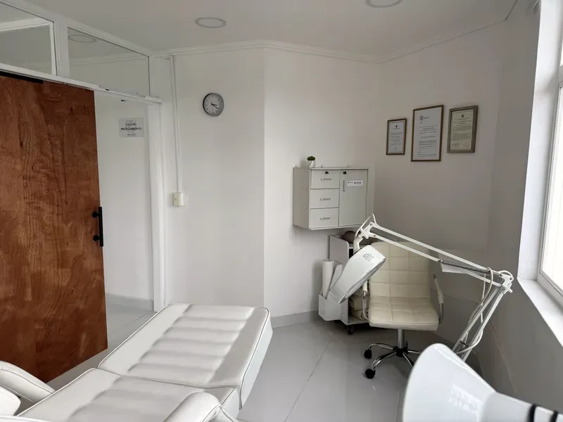 Sala de procedimientos con camilla y botiquín